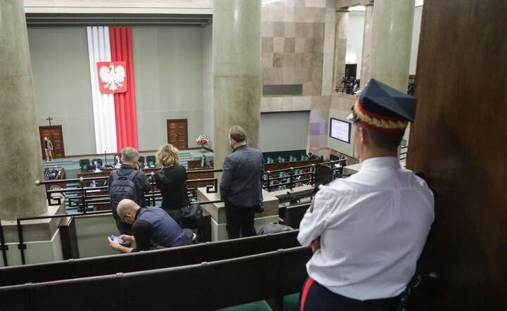 Posłowie na sali plenarnej Sejmu w ostatnim dniu posiedzenia izby / autor: PAP/Tomasz Gzell