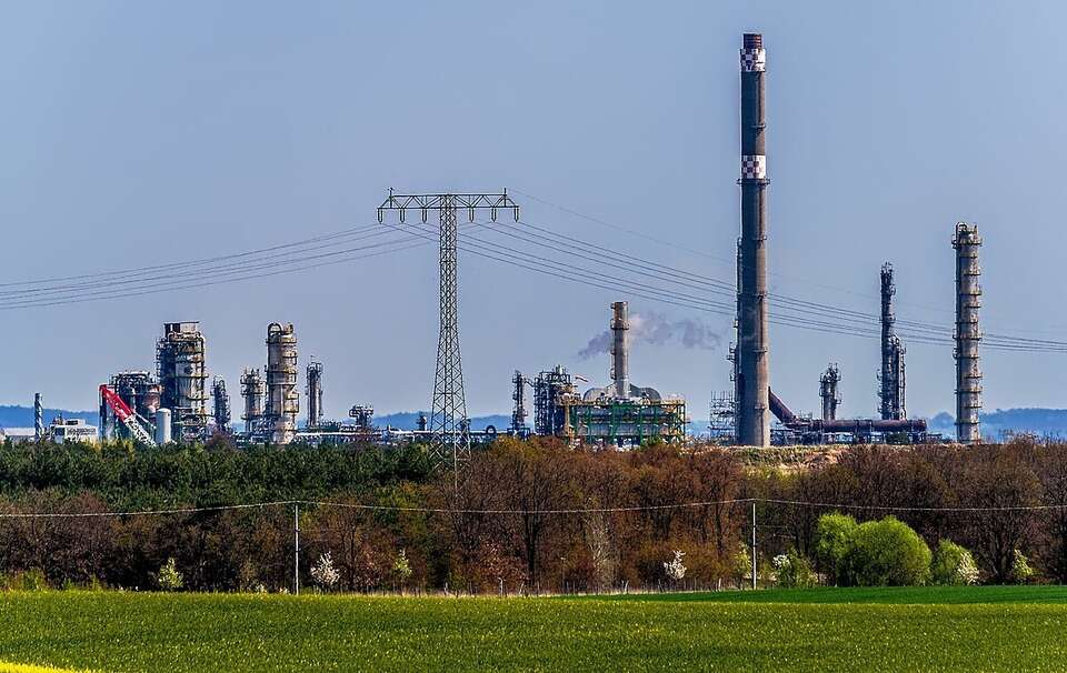 Przyczyną wycieku jest awaria rurociągu zasilającego rafinerię PCK Schwedt, która znajduje się przy granicy z Polską. / autor: Uckermaerker, CC BY-SA 4.0 <https://creativecommons.org/licenses/by-sa/4.0>, via Wikimedia Commons