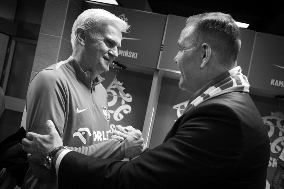 Na zdjęciu śp. Jacek Magiera z prezydentem Karolem Nawrockim w szatni po meczu reprezentacji Polski / autor: X-Karol Nawrocki 
