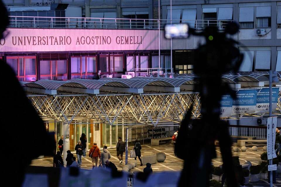 Widok na Poliklinikę Gemelli, gdzie hospitalizowany jest papież Franciszek / autor: PAP/EPA