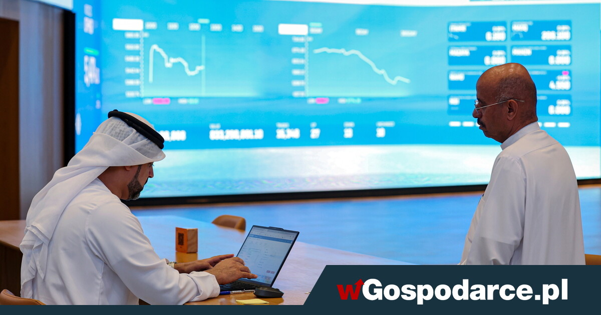 Plan pokojowy na stole, drony w powietrzu, inwestorzy w kropce