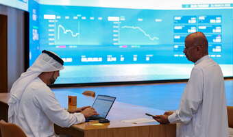 Plan pokojowy na stole, drony w powietrzu, inwestorzy w kropce