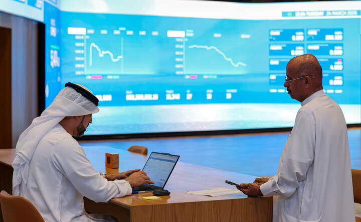 Plan pokojowy na stole, drony w powietrzu, inwestorzy w kropce