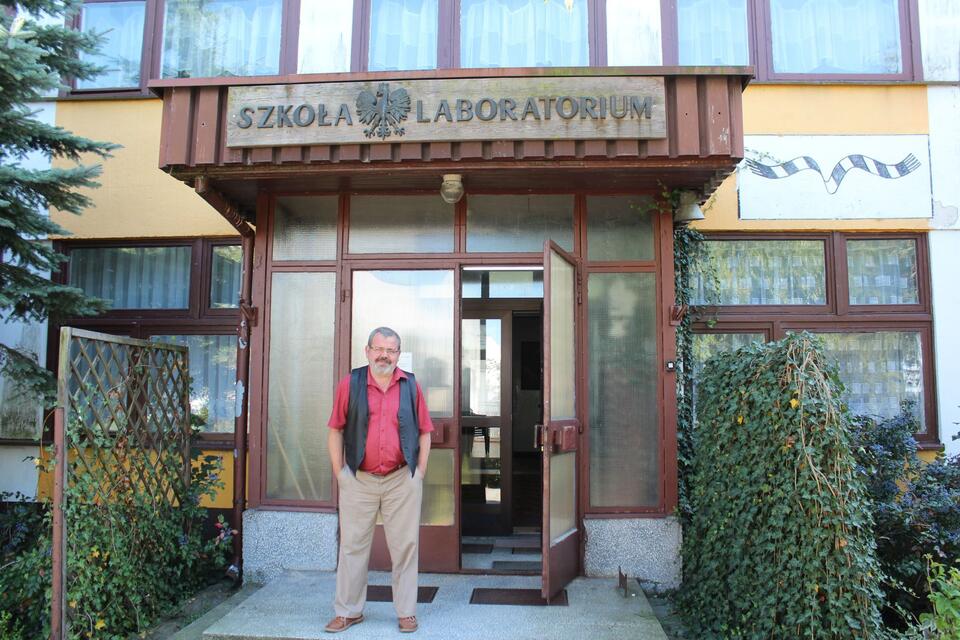 Profesor Nalaskowski przed nieistniejącą już Szkołą Labolatorium, Toruń, 2012 rok / autor: wPolityce.pl