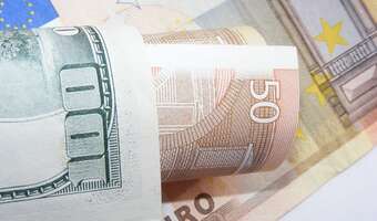 Dolar zyskuje mimo chaosu związanego z cłami Trumpa