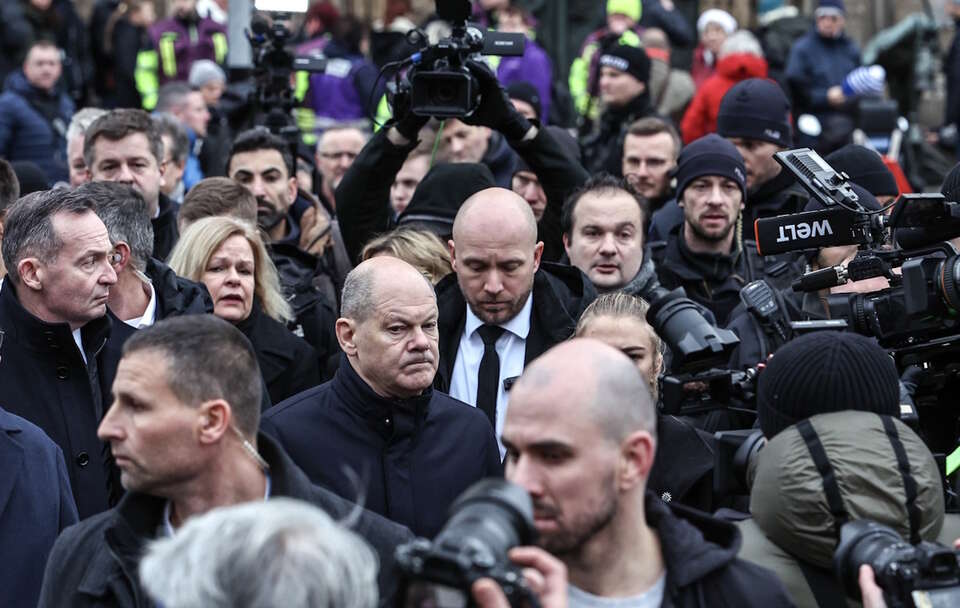 Kanclerz Niemiec Olaf Scholz  w towarzystwie innych urzędników w Magdeburgu / autor: PAP/EPA/FILIP SINGER