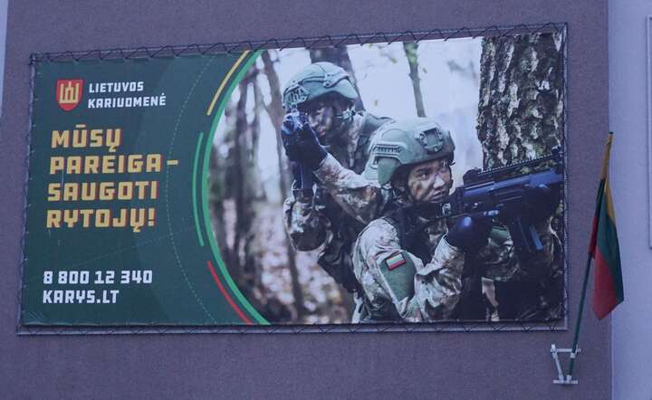 Plakat reklamujący służbę wojskową na ulicach Kowna / autor: MK/Fratria