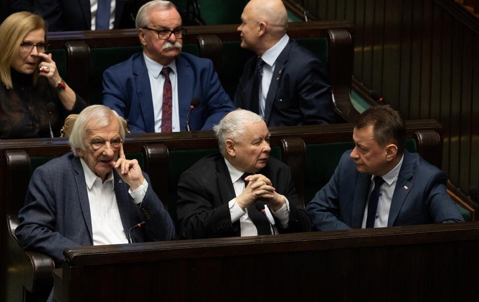 Jarosław Kaczyński z politykami PiS na sali sejmowej / autor: Fratria
