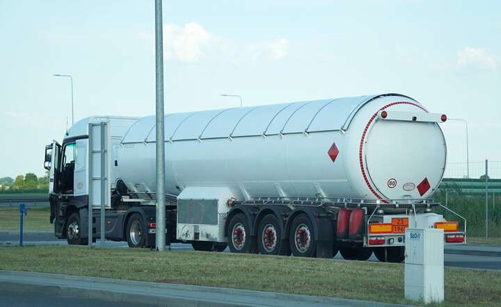 Przestępcy nielegalnie rozprowadzili 30 mln litrów paliwa LPG. ZDJĘCIE ILUSTRACYJNE CYSTERNY PALIWOWEJ / autor: Fratria / MK