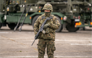 Żołnierz z karabinem Grot (zdjęcie ilustracyjne) / autor: Fratria