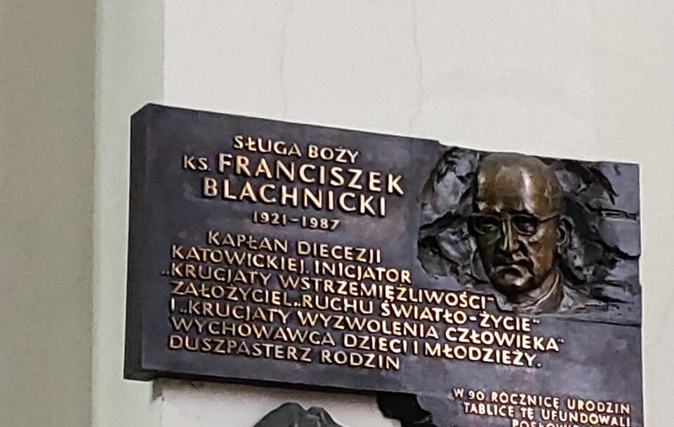 Tablica pamiątkowa ks. Franciszka Blachnickiego / autor: wikimedia.commons/Katowice - Blachnicki plaque/Michał Bulsa/20 March 2021/https://creativecommons.org/licenses/by-sa/4.0/