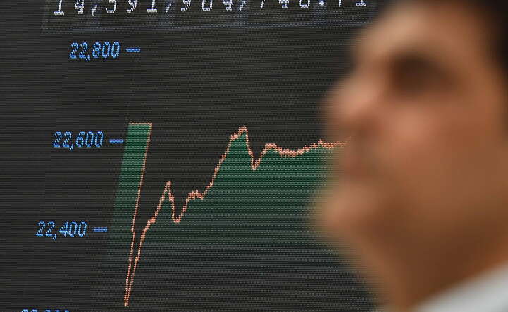 Makler na parkiecie giełdy w Karaczi (Pakistan) / autor: PAP/EPA/SHAHZAIB AKBER 