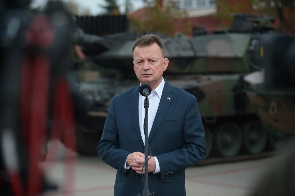 Wicepremier, minister obrony narodowej Mariusz Błaszczak podczas pikniku wojskowego w Ciechanowie / autor: PAP/Marcin Obara