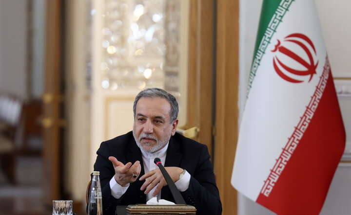 Minister spraw zagranicznych Iranu Abbas Araghchi na spotkaniu z korpusem dyplomatycznym w Teheranie / autor: PAP/EPA/ABEDIN TAHERKENAREH