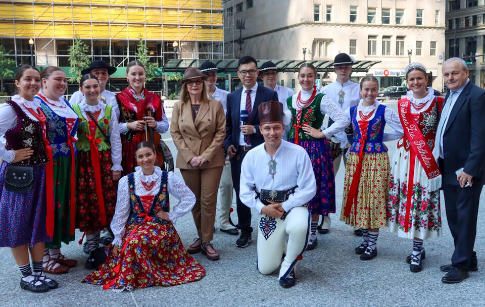  Wicemarszałek Sejmu RP Małgorzata Gosiewska po uroczystości podniesienia flagi polskiej na Daley Plaza, inaugurującej rozpoczęcie obchodów Miesiąca Dziedzictwa Polskiego / autor: PAP/Marcin Cholewiński