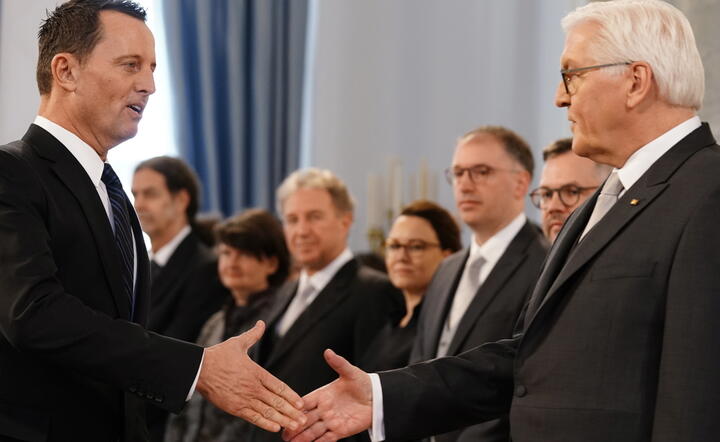 Prezydent Niemiec Frank-Walter Steinmeier i ambasador USA w Berlinie Richard Allen Grenell / autor: PAP/EPA/ALEXANDER BECHER