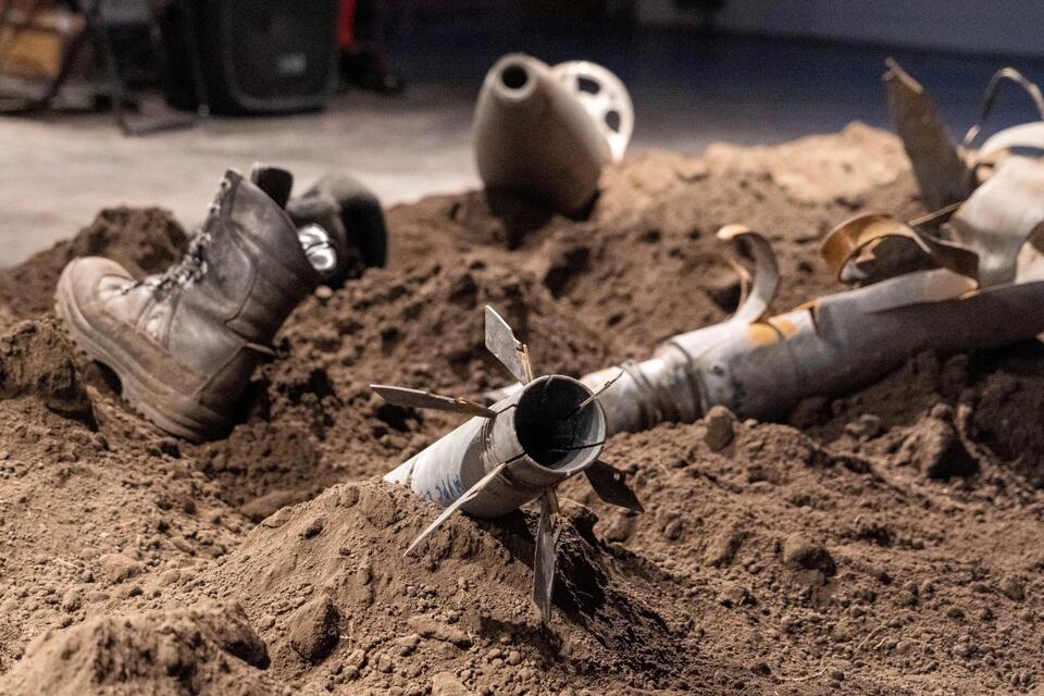 Pozostałości rosyjskiej amunicji i sprzętu wojskowego na wystawie w ramach akcji artystycznej „Państwo Graniczne” w Charkowie. / autor: PAP/Mykola Kalyeniak
