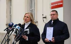 Katarzyna Sójka i Przemysła Czarnek przed wejściem do Ministerstwa Zdrowia w Warszawie / autor: PAP/Paweł Supernak