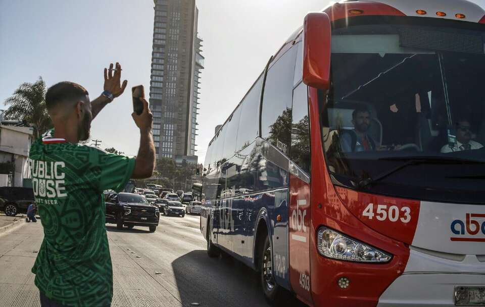 Irańscy piłkarze w autobusie w Tijuanie w Meksyku  / autor: PAP/EPA/JOEBETH TERRIQUEZ