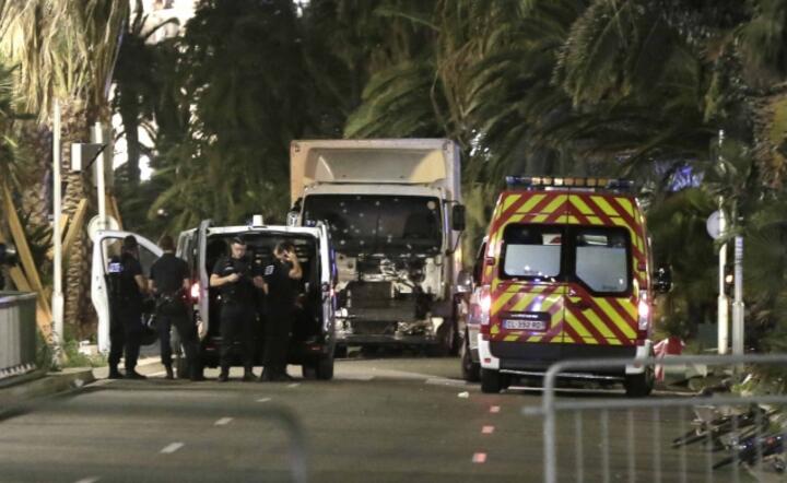 Ciężarówka użyta w zamachu, strzeżona przez policję, fot. PAP/EPA/FRANCK FERNANDES 