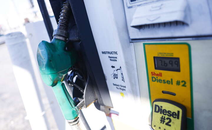 Administracja prezydenta Trumpa położy w najbliższych miesiącach istotną wagę do obniżenia cen energii, zwłaszcza ropy, bo ceny na stacjach w USA biją rekordy / autor: PAP/EPA/CHRIS TORRES