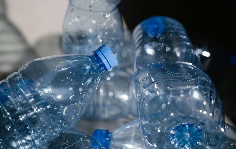 Absurdalny pomysł "Nesweeka" ws. butelek / autor: Photo by MART  PRODUCTION: https://www.pexels.com/photo/clear-plastic-bottle-with-blue-lid-7767813/