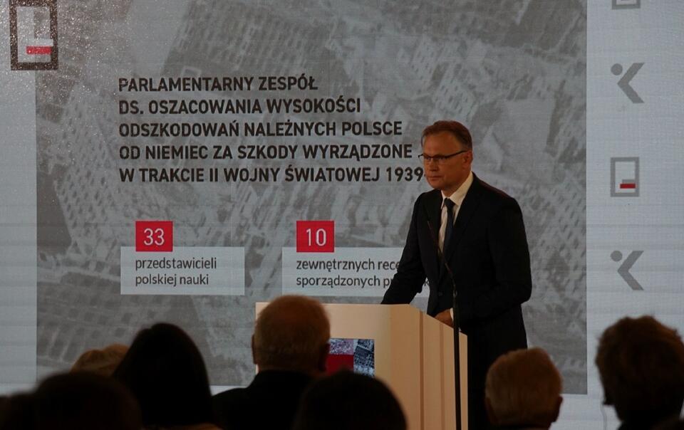 Arkadiusz Mularczyk prezentuje raport o stratach wojennych Polski, 1 września 2022 / autor: Fratria