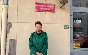 Choć w zielonym więziennym drelichu, to jednak na wolności. Leszek Kraskowski przed Prok. Okr. w Warszawie - zdjęcie udostępnione przez obrońcę dziennikarza / autor: X/Łukasz Pawelski