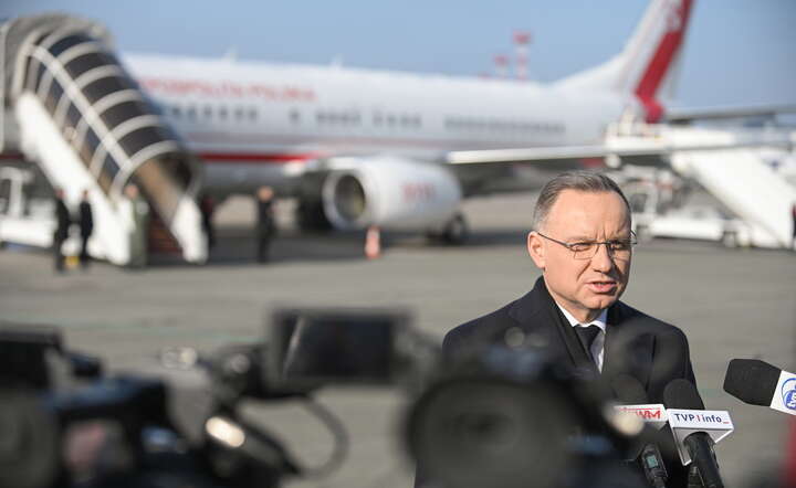 Prezydent Andrzej Duda podczas konferencji prasowej na lotnisku w Warszawie przed wylotem na Litwę / autor: PAP/Marcin Obara