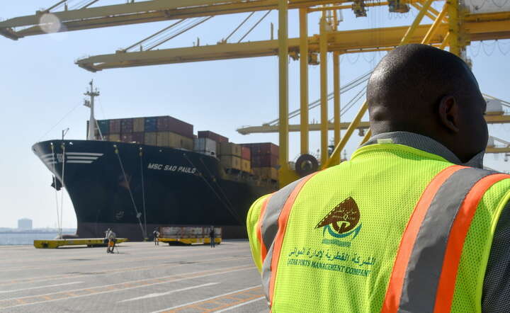 Przez Cieśninę Ormuz transportowana jest nie tylko ropa, ale i inne surowce / autor: PAP/EPA/NOUSHAD THEKKAYIL