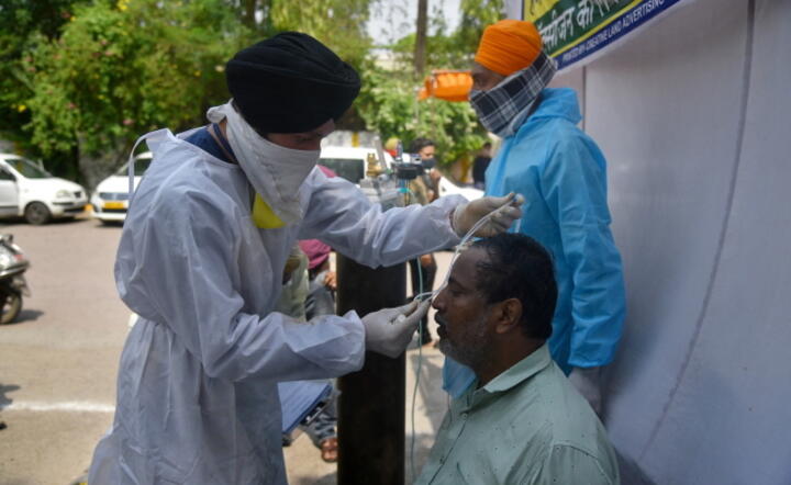 Wariant wirusa wykryty po raz pierwszy w Indiach, szerzy się tam w dużym tempie, powodując przeciążenie systemu opieki zdrowotnej. Na zdjęciu badanie obecności koronawirusa przed szpitalem w Dehli / autor: PAP/EPA/EPA/IDREES MOHAMMED