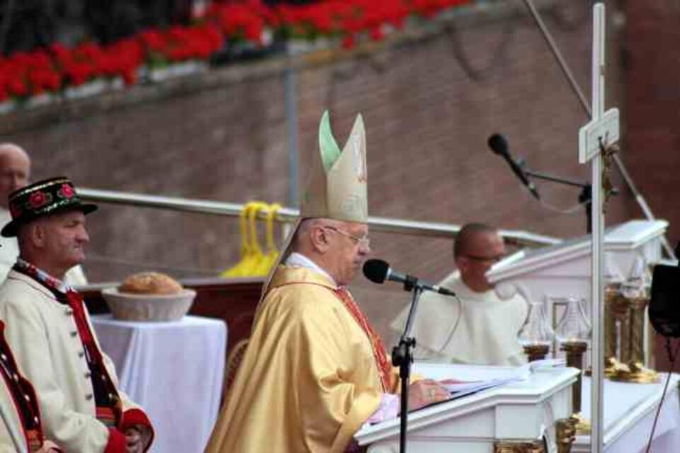 PAP/Waldemar Deszka - Bp pomocniczy diecezju łowickiej Józef Zawitkowski wygłasza homilię podczas dorocznych Dożynek Jasnogórskich 