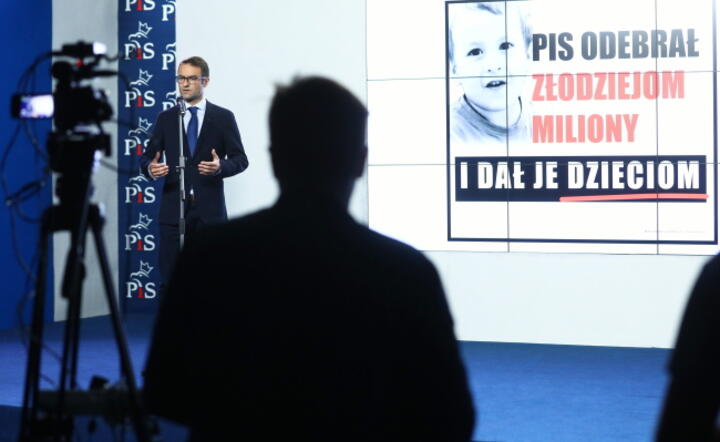  Szef sztabu wyborczego PiS Tomasz Poręba (L) podczas konferencji prasowej w siedzibie PiS w Warszawie.  / autor: fot. PAP/Rafał Guz