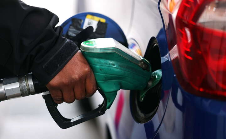 Paliwa w Polsce są nawet ponad 50 eurocentów (ok. 2 zł) na litrze tańsze niż w Niemczech / autor: PAP/EPA/Andy Rain