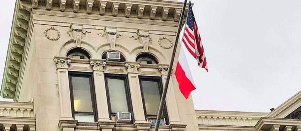 Polska flaga powieszona na ratuszu w Jersey City / autor: Twitter