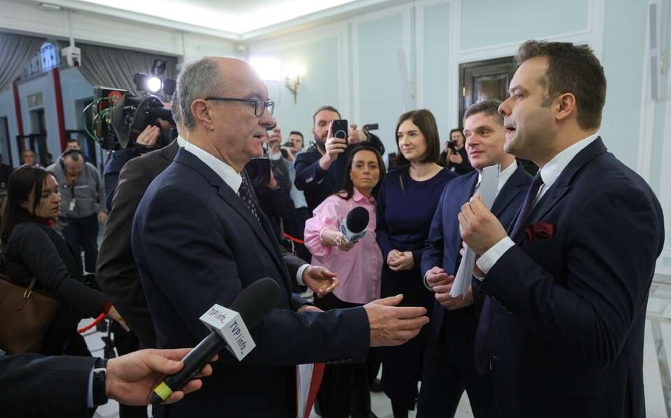 Posłowie PiS wręczają marszałkowi Sejmu ankietę / autor: PAP/Rafał Guz