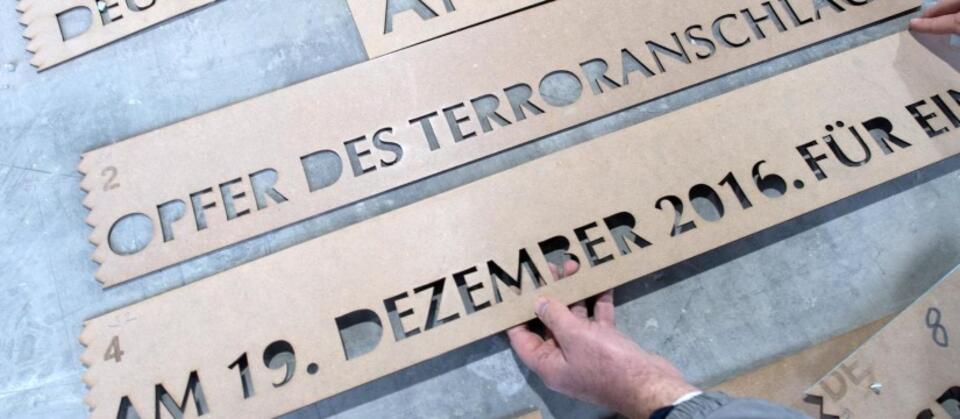 Plakietki upamiętniające ofiary zamachu w Berlinie / autor: bundestag.de
