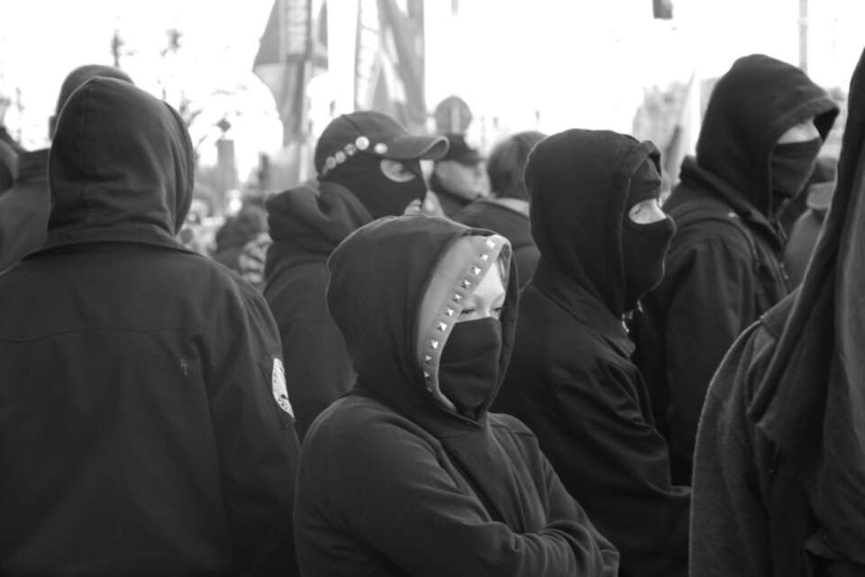 Aktywista bojówek lewackich w akcji na ulicach Warszawy, 11 listopada 2011 roku. Zdjęcie nadesłane przez naszego czytelnika. 