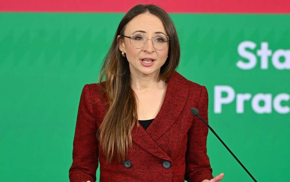 Osoba murarska a nie murarz? Smerfetka broni absurdu