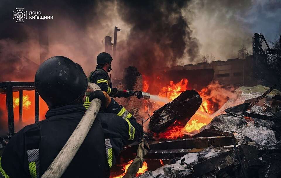 Miejsce rosyjskiego ataku na budynek w Browarach pod Kijowem / autor: PAP/EPA/SECURITY SERVICE OF UKRAINE HANDOUT