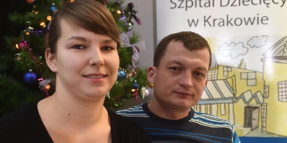 Fot. PAP/Jacek Bednarczyk / Rodzice Adasia, Paulina i Mateusz
