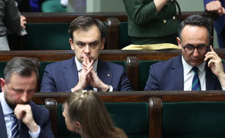 Minister finansów Andrzej Domański (C) oraz minister infrastruktury Dariusz Klimczak (P) w Sejmie / autor: PAP/Leszek Szymański