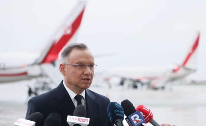 Prezydent RP Andrzej Duda podczas konferencji prasowej na lotnisku w Warszawie przed odlotem do USA / autor: PAP/Leszek Szymański
