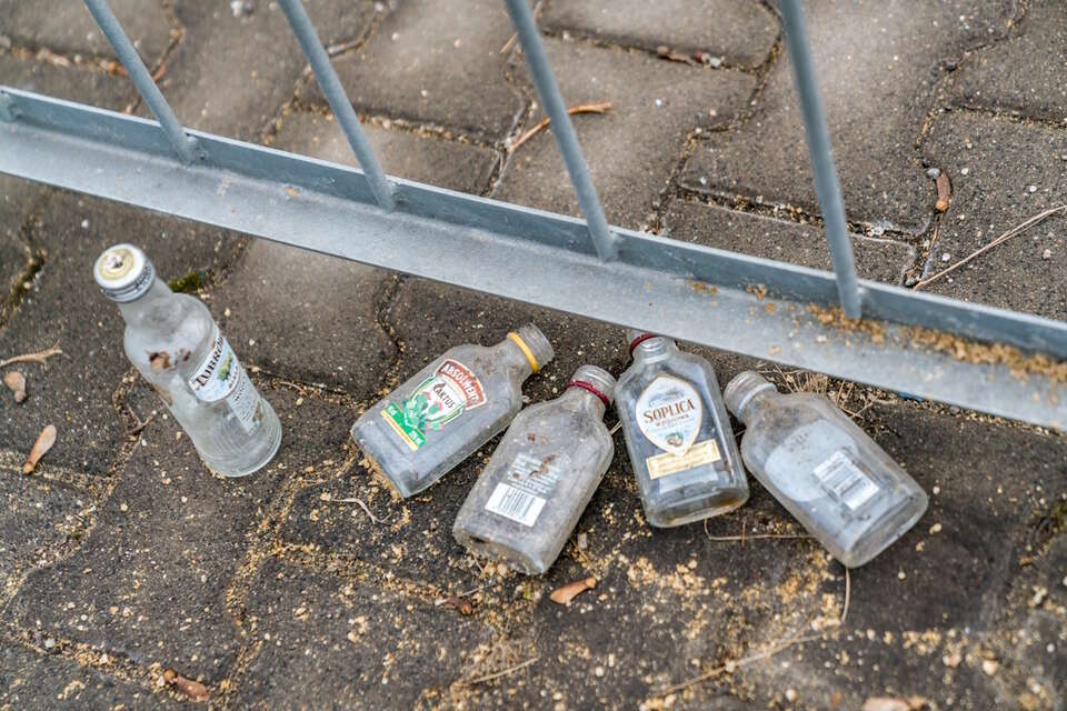 Puste butelki po alkoholu / autor: Fratria