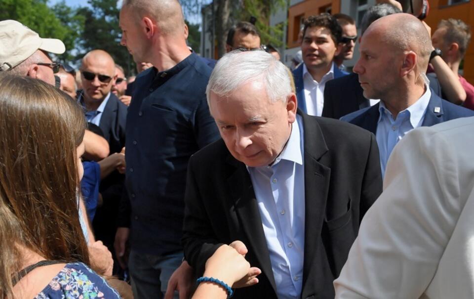 Prezes PiS Jarosław Kaczyński w drodze na Piknik Rodzinny #DobryCzasPL w Stalowej Woli / autor: PAP/Darek Delmanowicz