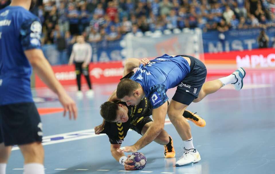 Zawodnik Orlenu Wisły Płock Marko Panic i Michał Olejniczak z Industrii Kielce / autor: PAP/Szymon Łabiński