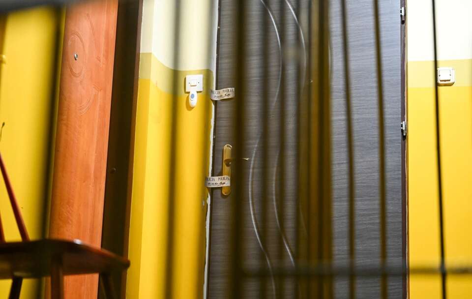 Drzwi mieszkania w Ustce, w którym doszło do zabójstwa / autor: PAP/Piotr Kowala