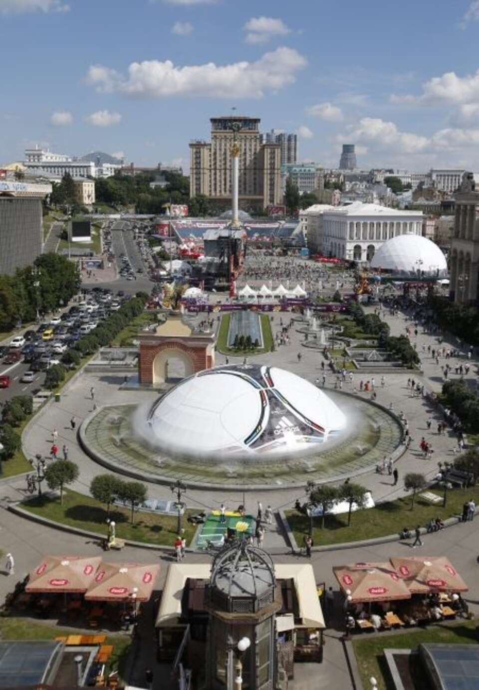 Kijów w dzień otwwarcia mistrzostw. Fot. PAP/EPA