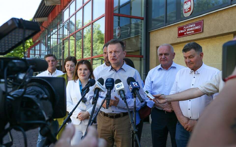 Posłowie PiS przed placówką SG w Świecku / autor: PAP/Lech Muszyński