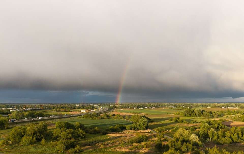 Tęcza nad Konstancinem-Jeziorną / autor: PAP/Leszek Szymański